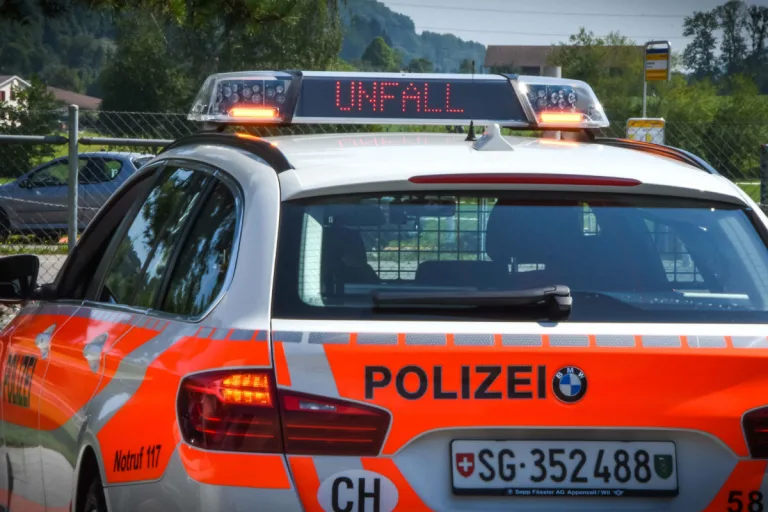 Widnau SG – Kollision auf der A1 – Tesla-Fahrer flüchtet nach Unfall 