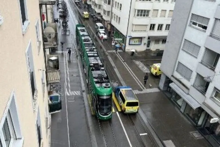 Basel - Fussgänger von Tram erfasst