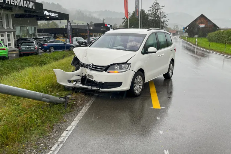 Ebnat-Kappel SG – Fahrunfähig gegen Kandelaber geprallt