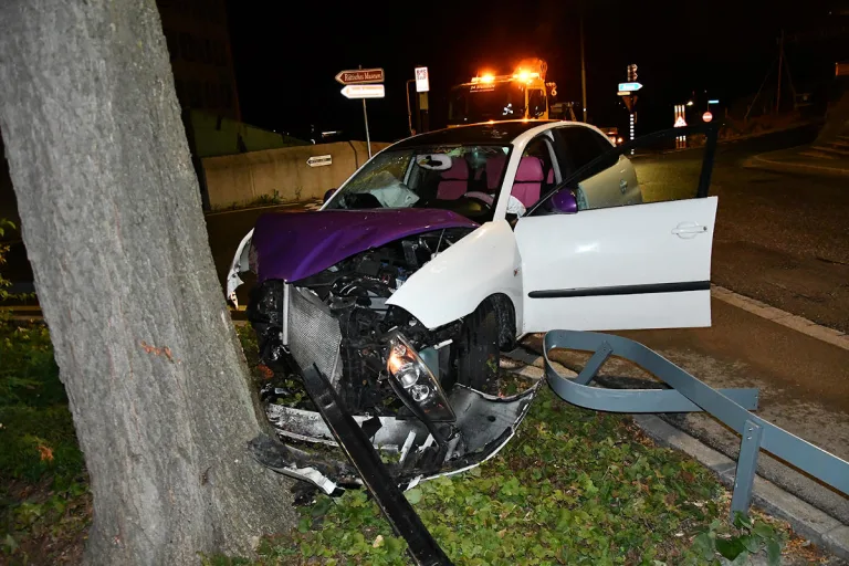 Chur GR - Totalschaden nach Kollision mit Baum