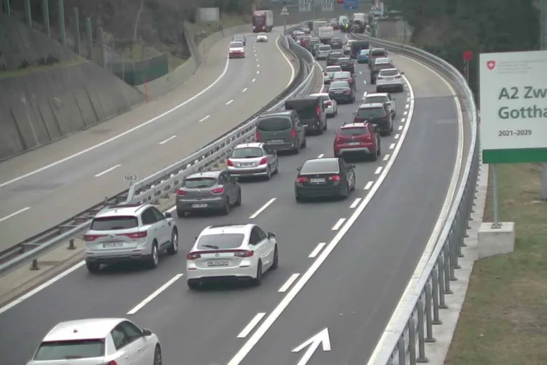 Gotthardautobahn A2 wieder offen - Klimakleber von der Polizei abtransportiert -17 Kilometer Stau die Folge