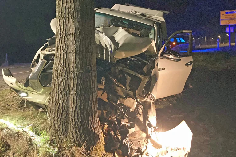 Hückeswagen – Autofahrer prallt alkoholisiert gegen Baum