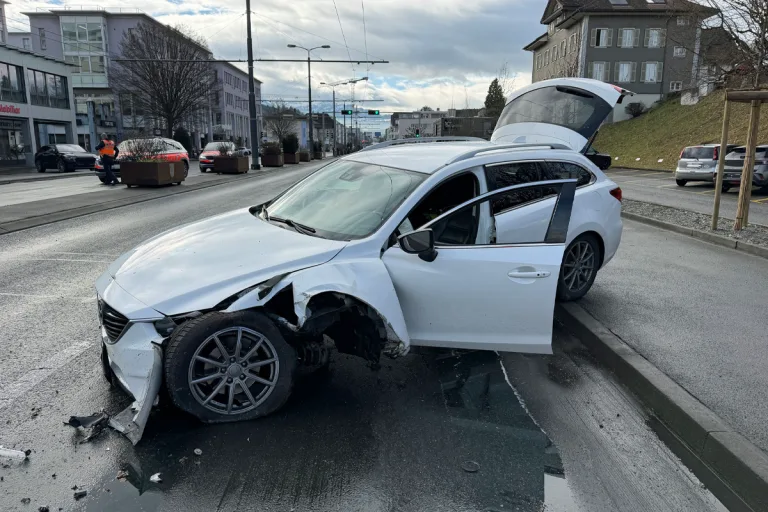 Ebikon LU – Autofahrer prallt bei Unfall gegen Pflanzkübel