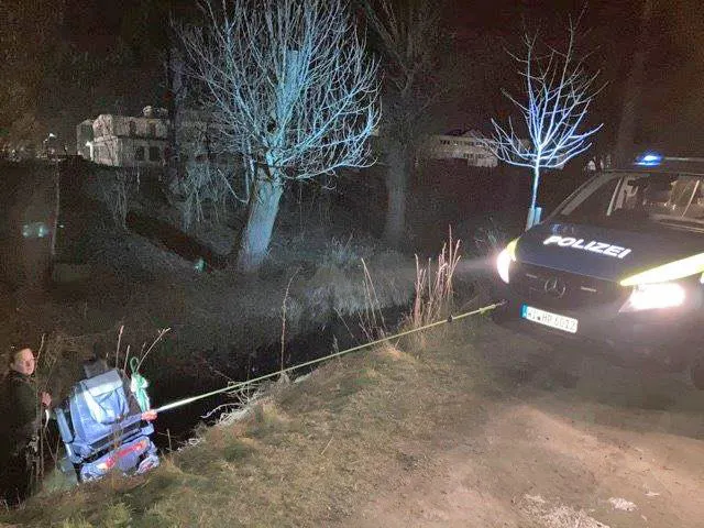 Kassel-Waldau – Mann bei Sturz mit Krankenfahrstuhl verletzt – Rollstuhl mit Streifenwagen aus Wahlebach geborgen