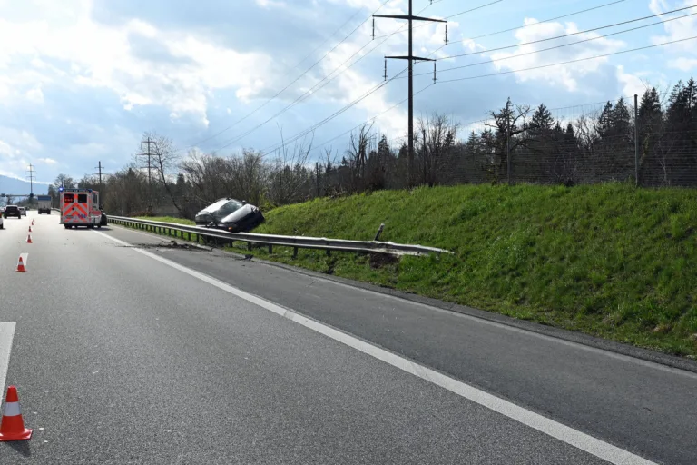 A14/Buchrain LU - Auto landet nach Unfall hinter der Leitplanke 