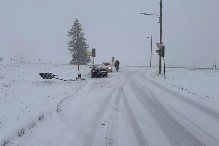 Kanton Schwyz – Wintereinbruch führt zu zahlreichen Unfällen auf den Strassen
