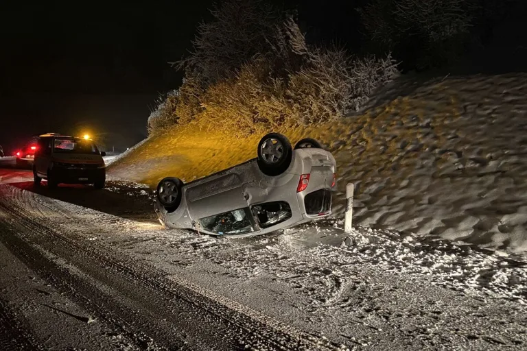 Buus BL - Kontrolle auf schneebedeckter Fahrbahn verloren - Auf dem Dach gelandet 