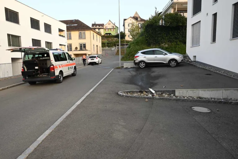 Uznach SG - Alkoholisierte Autofahrerin fährt gegen ein parkiertes Auto