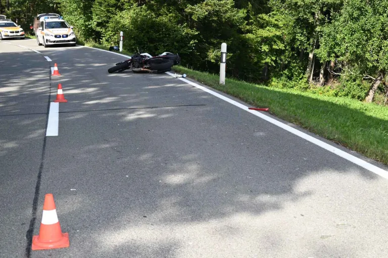 Altstätten SG - Motorradfahrer verletzt sich unbestimmt bei Unfall