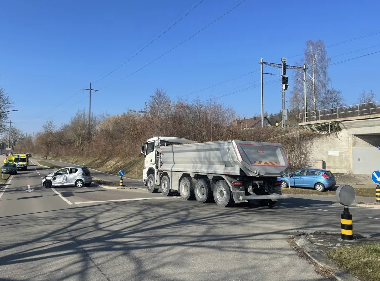 Winterthur ZH – Kollision zwischen Personenwagen und Lastwagen