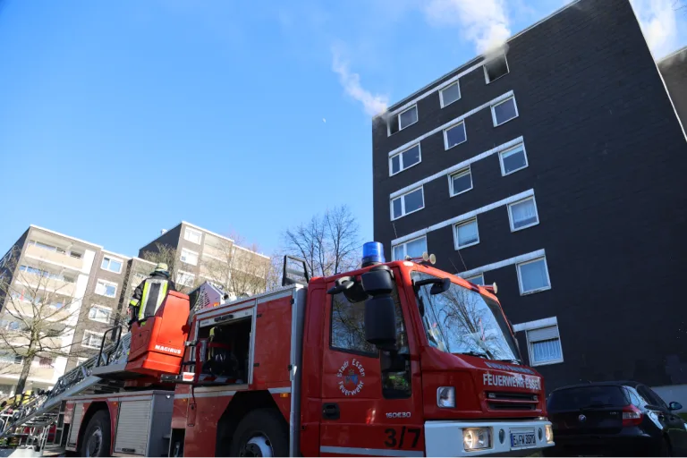Essen-Horst - Menschenrettung unter Atemschutz eingeleitet 