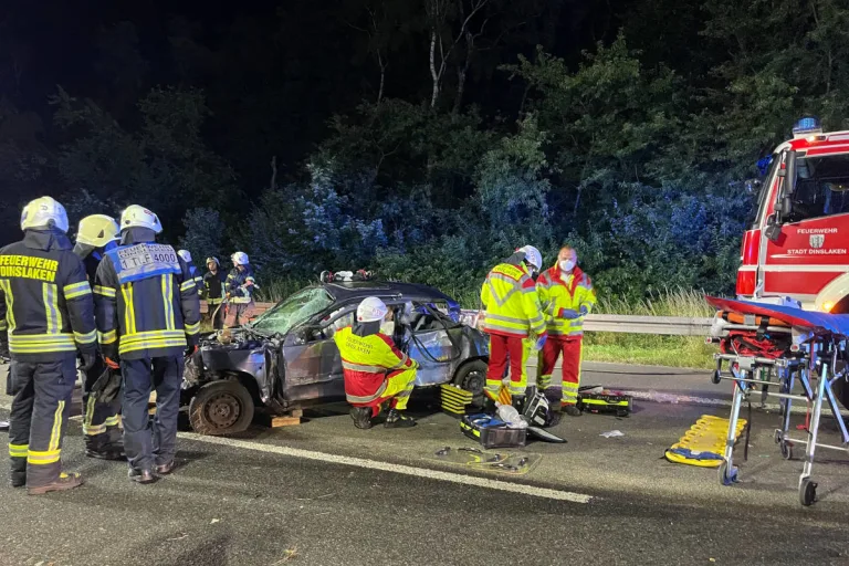 A3 Dinslaken – Feuerwehr befreit schwer verletzten Menschen aus PKW