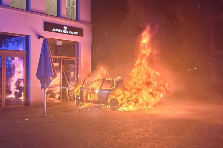 Detmold – Feuerwehr-Einsatz nach Einbruch mit Auto in Juwelier
