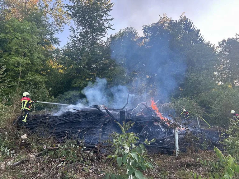 Birr AG – Asthaufen gerät am Waldrand in Vollbrand