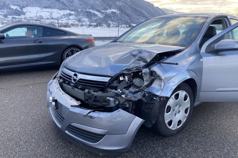 Benken SG/A3 - 83-jährige Autofahrerin bemerkt Stau zu spät