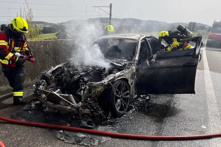 Bazenheid SG - Auto in Brand geraten 