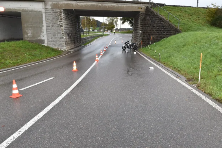 Elgg ZH - Motorradfahrer bei Selbstunfall schwer verletzt