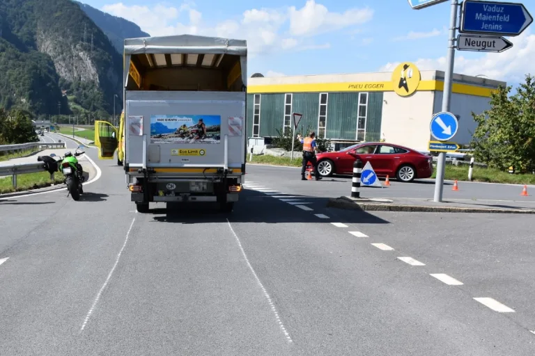 Malans GR - Kollision zwischen Motorrad und Auto