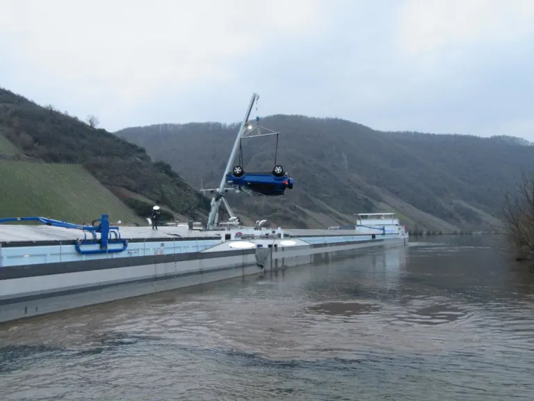 Minheim – PKW rollt in die Mosel