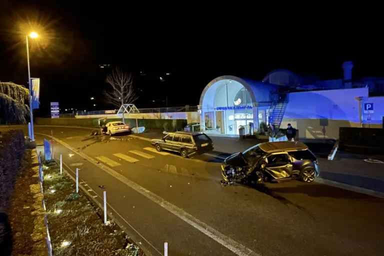Morschach SZ – Drei Verletzte nach Verkehrsunfall mit drei Personenwagen