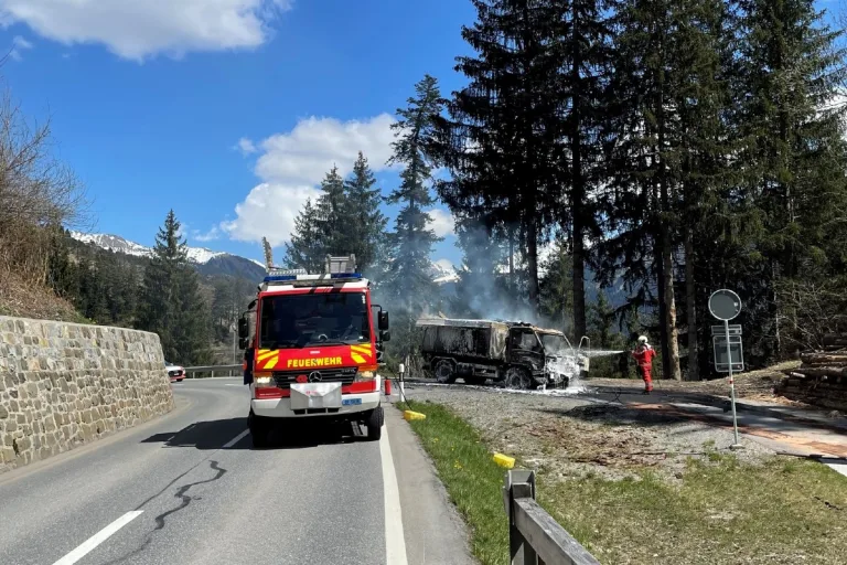 Lastwagen brennt bei Castiel GR auf der Schanfiggerstrasse komplett aus