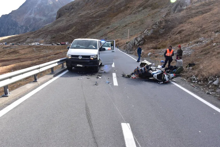 Susch GR – Motorradfahrer kollidiert mit Personenwagen auf dem Flüelapass