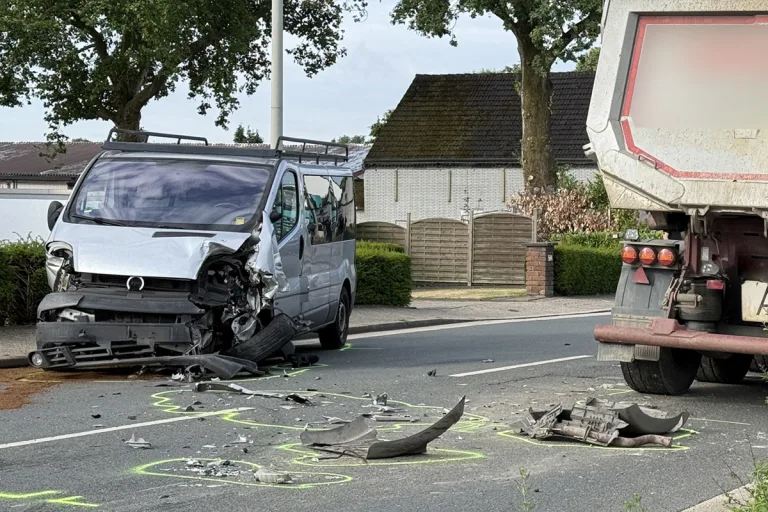 Oberhausen NW – Schwerverletzter bei Unfall von Transporter und LKW