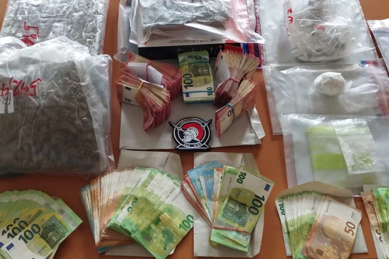 Wien – Polizei stellt knapp 60 Kilo Suchtmittel und 30.000 Euro sicher
