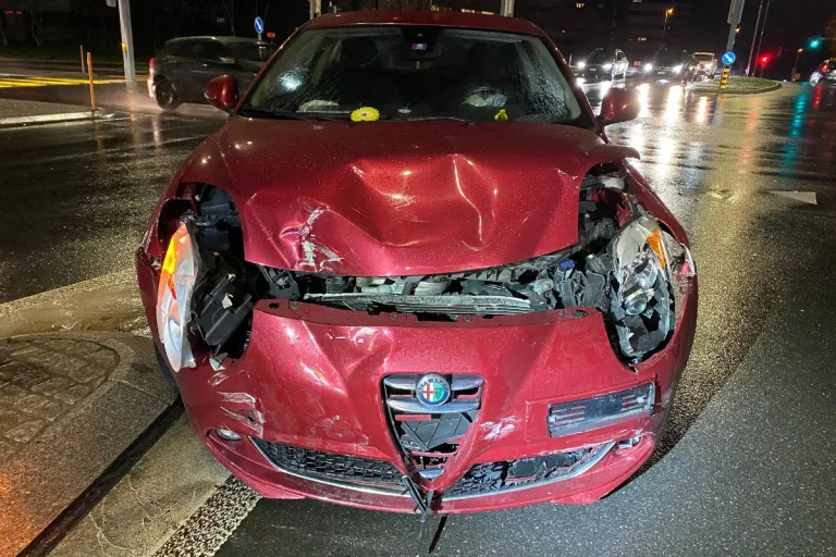 Cham ZG - Lenkerin im Alfa übersieht stehendes Auto auf der Kreuzung