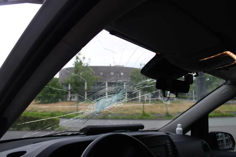 Gütersloh – 29-Jähriger wirft Stein auf Streifenwagen