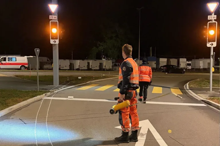 Dietikon ZH – Kontrolle verloren und in Kandelaber gekracht