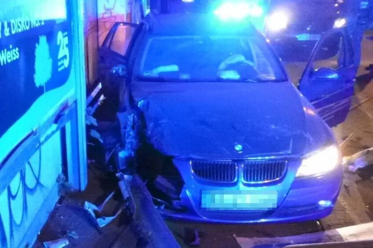 Bielefeld - 16-Jähriger fährt das Auto seines Vaters zu Schrott