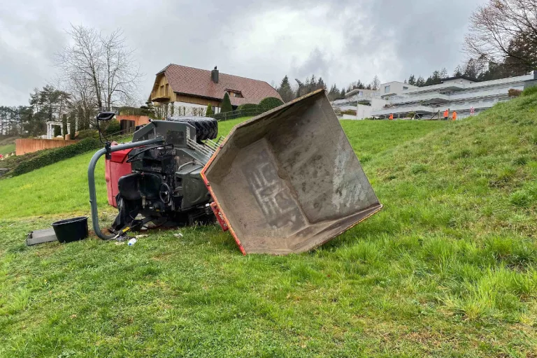 Risch-Rotkreuz ZG – Mit 5 Tonnen schwerem Baufahrzeug überschlagen