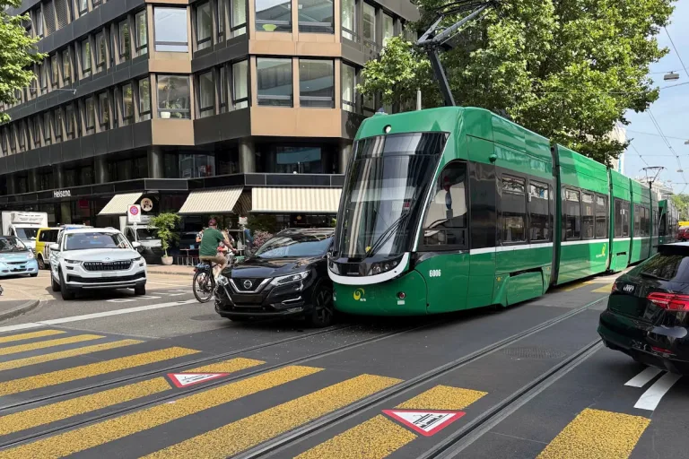 Basel – Kollision zwischen Tram und Auto in der Aeschenvorstadt