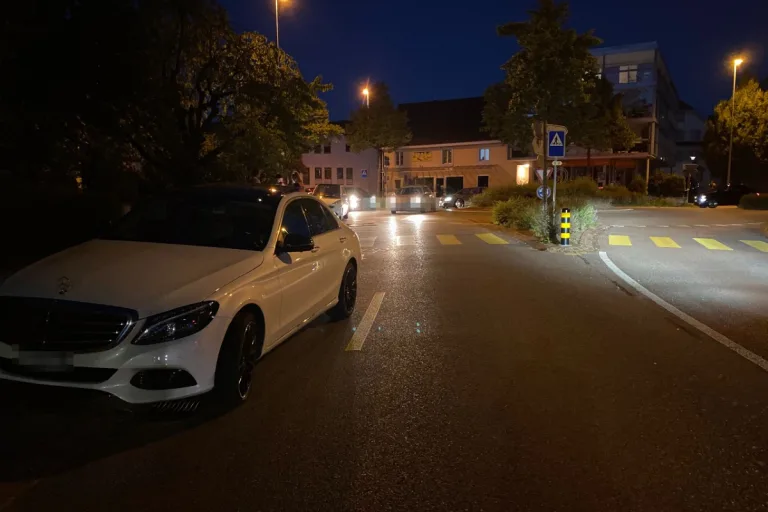 Verkehrsunfall in Dornach SO - Kollision zwischen E-Scooter-Lenkerin und Auto