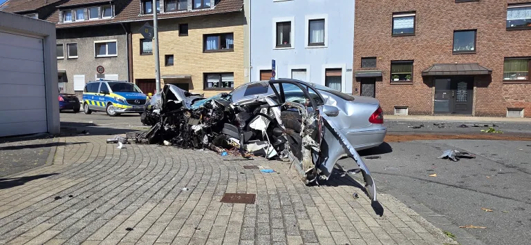 Oberhausen – Mercedes-Fahrer stirbt bei schwerem Verkehrsunfall