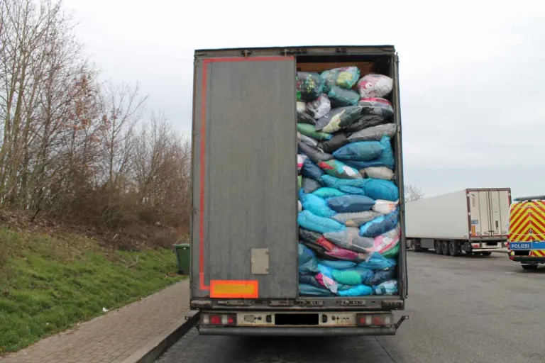Steinbach - 18 t Altkleider droht raus zu fallen