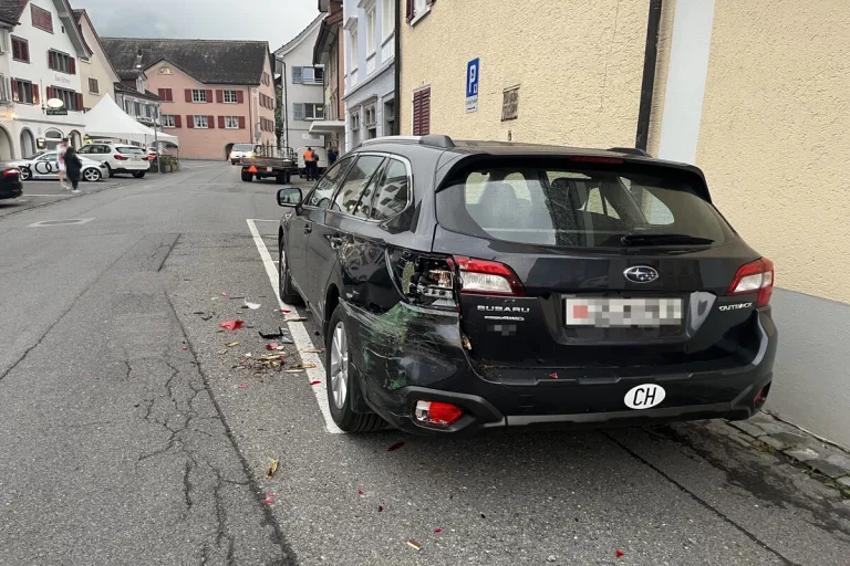 Walenstadt SG - Fahrunfähig gegen mehrere parkierte Fahrzeuge geprallt 