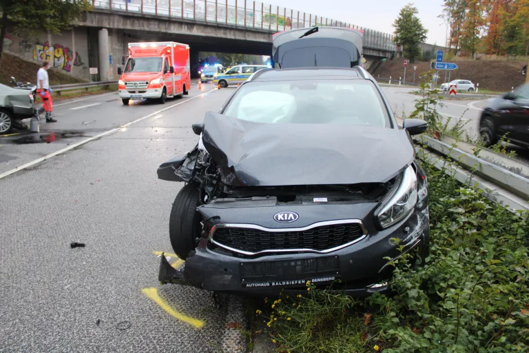 Bergisch Gladbach – Schwerer Auffahrunfall mit drei Verletzten an der Autobahnabfahrt
