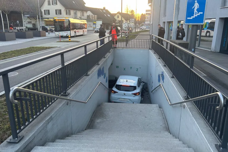 Spektakulärer Unfall in Hunzenschwil AG – Auto landet in Fussgängerunterführung 