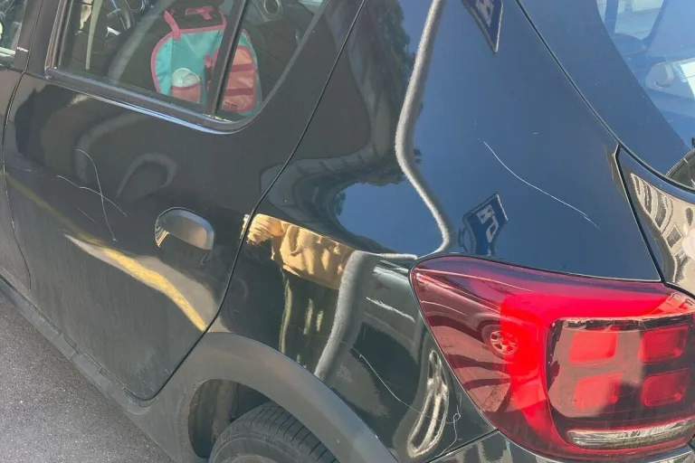 Ennenda GL - Schwarzer Dacia zerkratzt