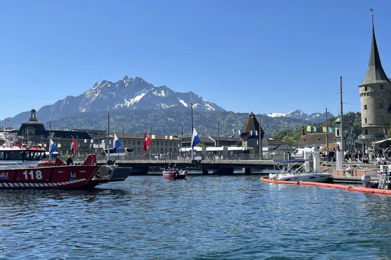 Diesel gelangt ins Luzerner Seebecken – Ölsperren errichtet