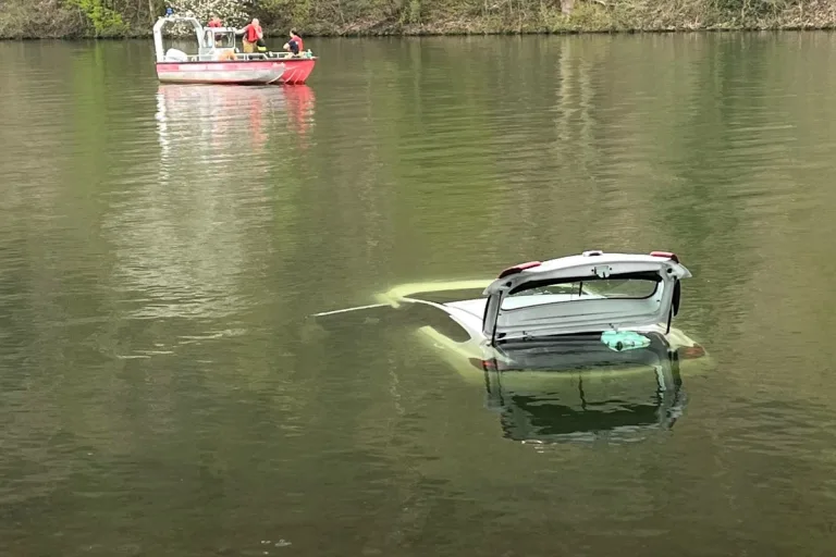 Essen - Frau landet mit PKW im Kettwiger Stausee