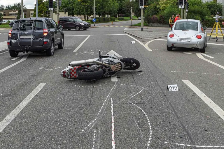 Hinwil ZH - Motorradlenker bei Unfall schwer verletzt