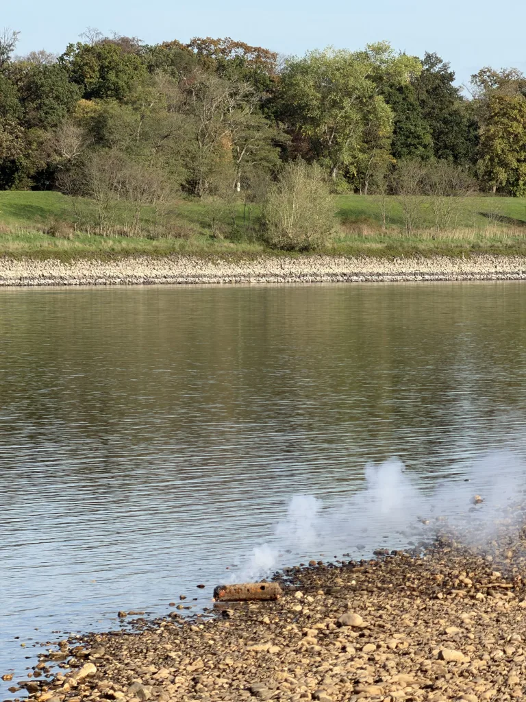 Neuss – Phosphor-Brandbombe am Rheinufer entzündet sich