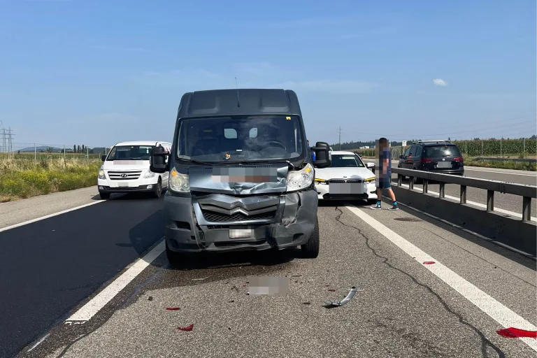 Niederbipp SO - Auffahrkollision auf der A1 mit drei beteiligten Fahrzeugen