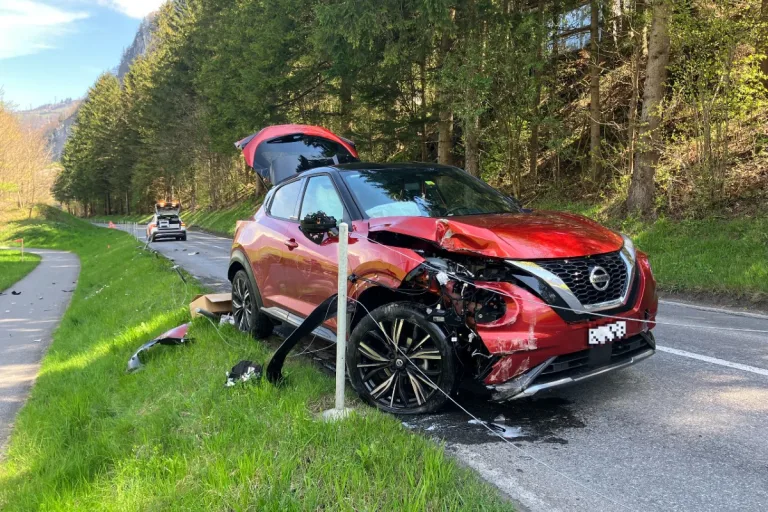 Netstal GL - Unfall nach Kreuzen mit einem Lastwagen