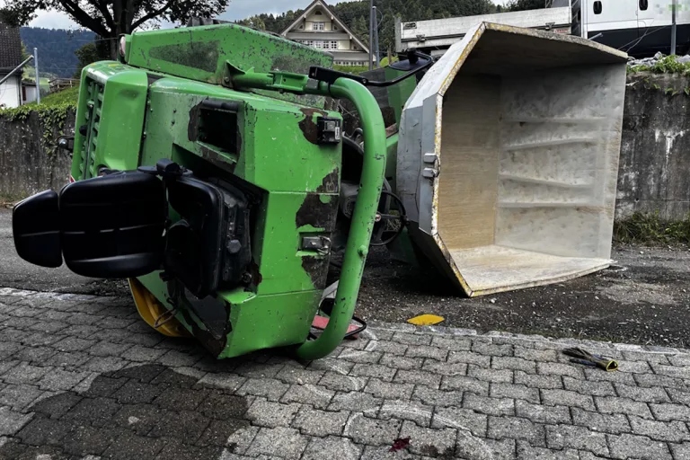 St. Peterzell SG – 56-Jähriger bei Selbstunfall mit Dumper schwer verletzt