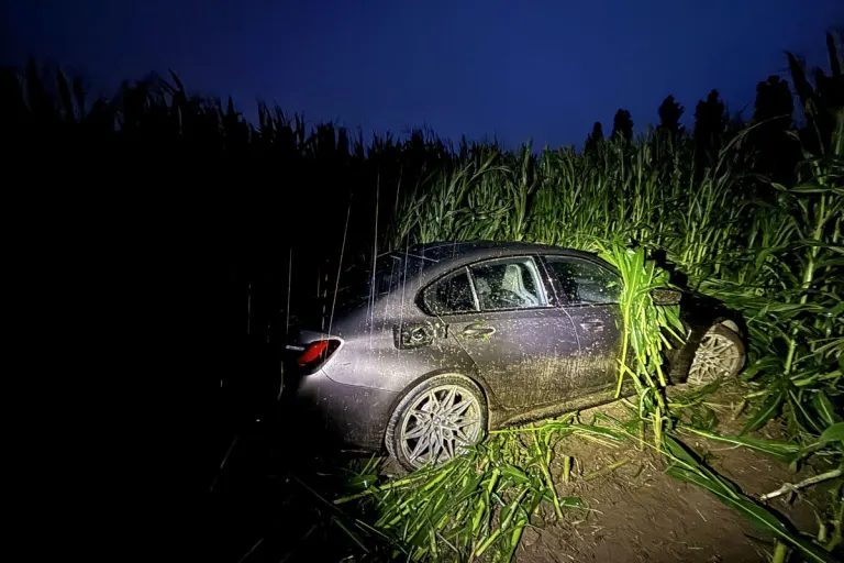 Unfall in Dürrenäsch AG – BMW gerät auf nasser Fahrbahn ins Schleudern