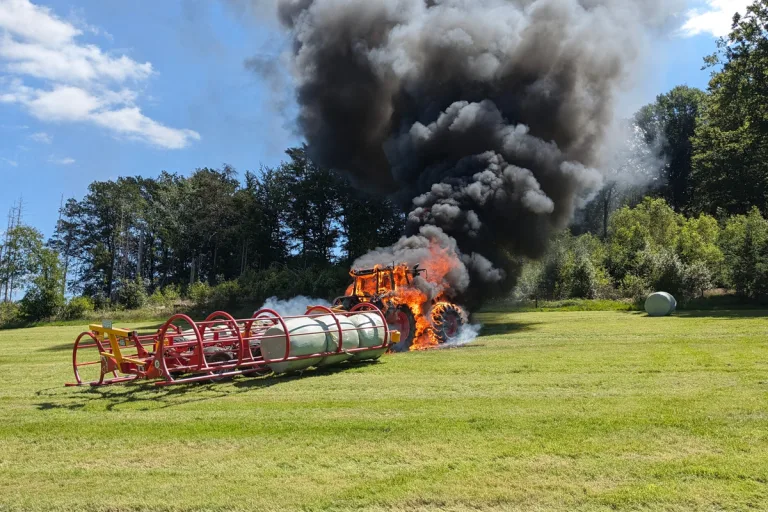 Wipperfürth - Traktor gerät während Feldarbeit in Brand